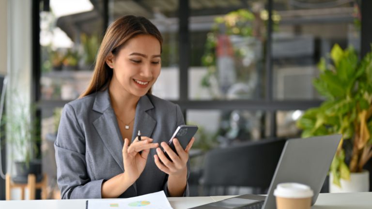 Read more about the article Smartphone Market Faces Slow Recovery: Foldables Shine Amid Caution