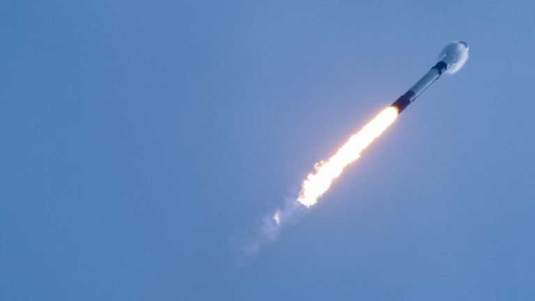 Read more about the article SpaceX Starlink vs Indian Telecoms: Spectrum Clash Amid Market Growth