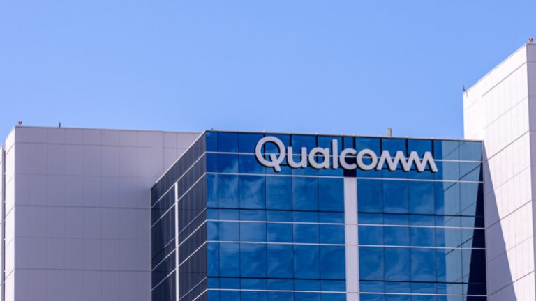 Read more about the article Apple vs Qualcomm: Navigating the 5G Modem Maze