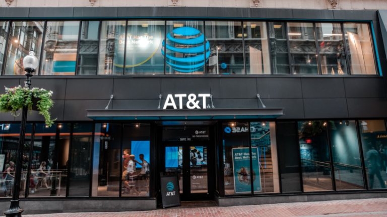 Read more about the article AT&T’s Impressive Q3 Performance: Mobility Service Revenue Skyrockets