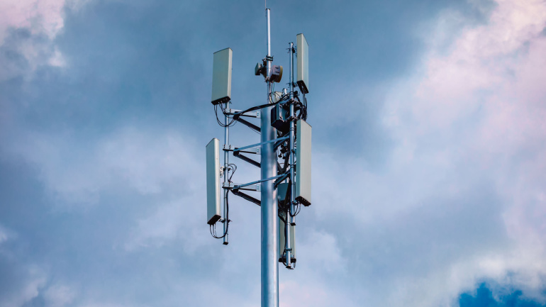 Read more about the article Navigating the Promising and Challenging Lanes of Private 5G Networks