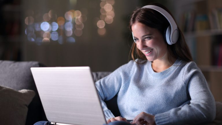 Read more about the article UK Broadband Woes Peak at 11 AM, Survey Highlights Industry Challenges