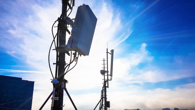 Read more about the article Virgin Media O2 Launches Innovative Smart Pole Trial