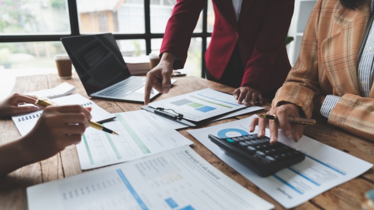 Read more about the article Deciphering EE’s Shift to ‘Pounds and Pence’ Pricing Model