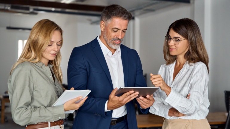 Read more about the article Snom Recognises UK Distributors as it Celebrates Successful Year End