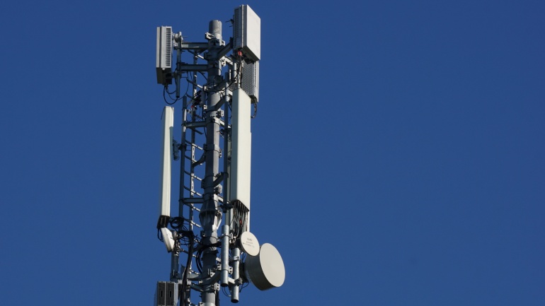 Read more about the article Bridging Digital Disparity: Fiber Versus Fixed Wireless Access