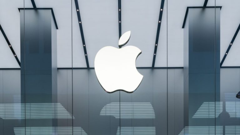 Read more about the article Apple Struggles to Sell Vision Pro, Analysts Suggest