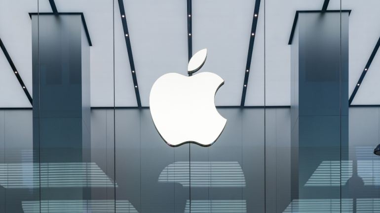 Read more about the article Apple Struggles to Sell Vision Pro, Analysts Suggest