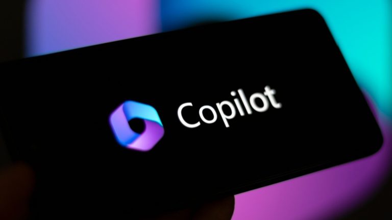 Read more about the article Microsoft Unveils Copilot+ PCs with Controversial Recall Feature